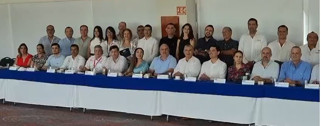 Grupo de empresarios y dirigentes sentados en mesa principal durante acto institucional del Consejo Coordinador Empresarial del Caribe.