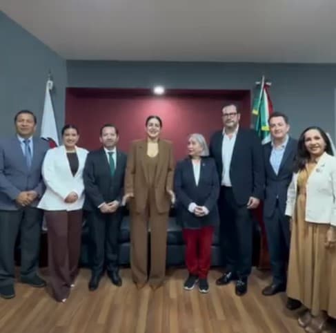 Estefanía Mercado posando junto a directivos de CANACINTRA y otros funcionarios en un encuentro sobre estrategia de inversiones.