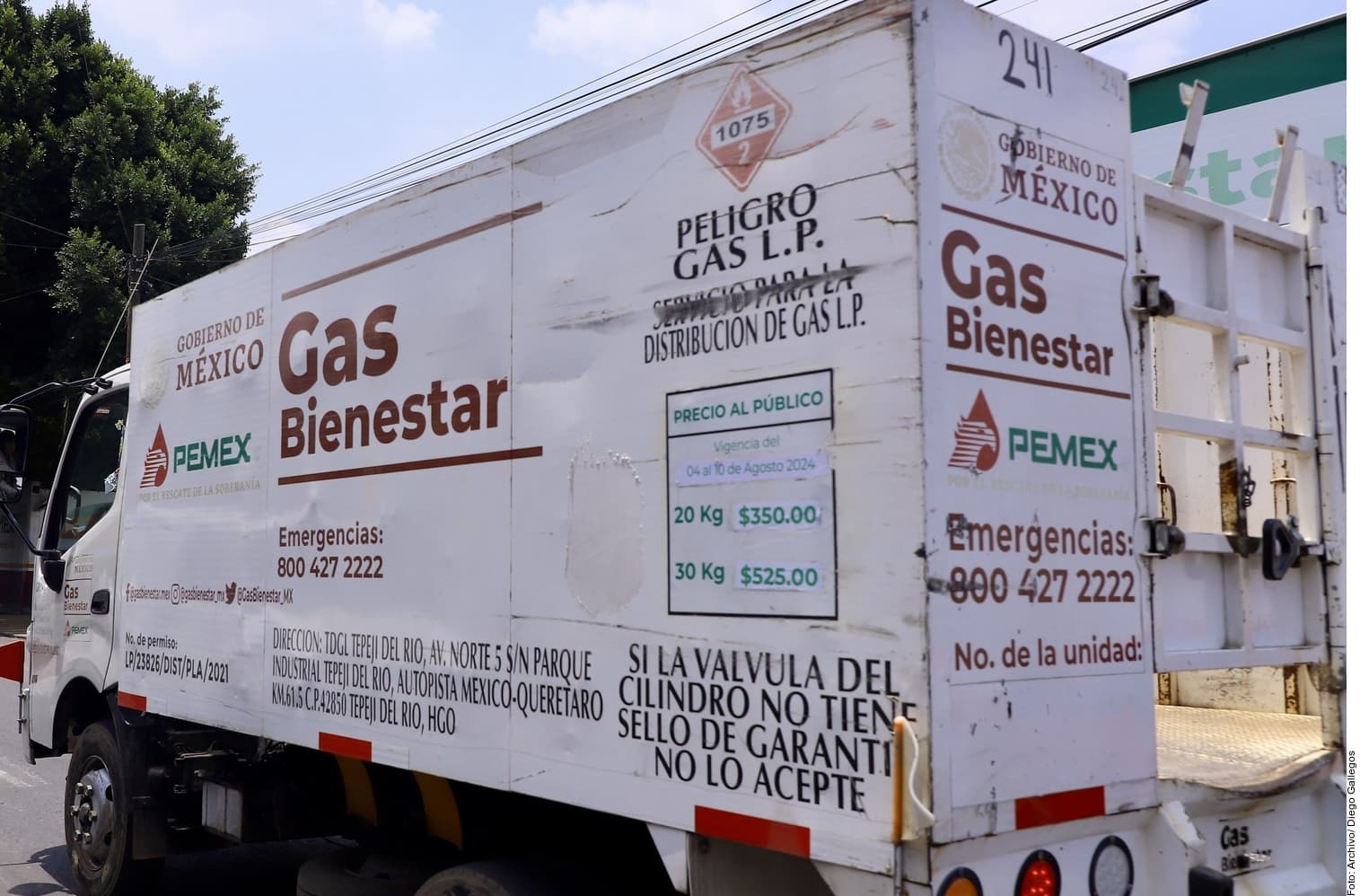Unidad de distribución de Gas Bienestar del Gobierno de México estacionada, mostrando precios al público y número de emergencias.