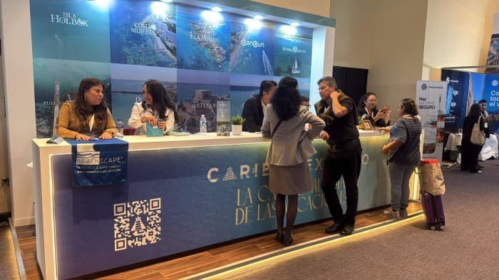 Personal de turismo y autoridades en un stand de promoción del Caribe Mexicano durante un evento en la Ciudad de México.