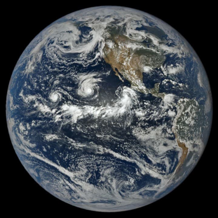 Imagen satelital de la Tierra mostrando múltiples sistemas ciclónicos sobre el Océano Pacífico y el continente norteamericano.