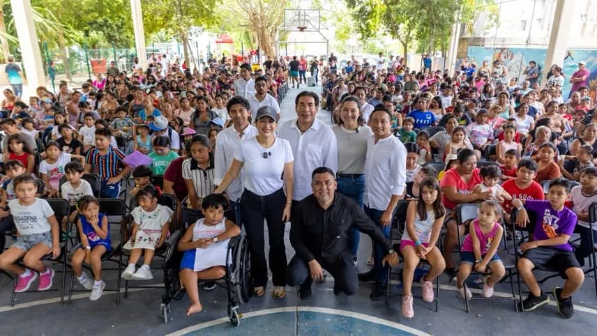 Estefanía Mercado distribuye mochilas escolares en Playa del Carmen